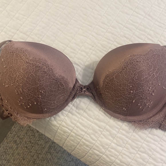 Like new VS bombshell bra! - Picture 2 of 3
